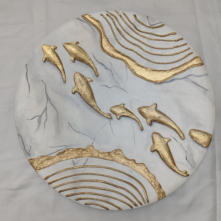 دیوارکوب دکوراتیو ماهی از نمای روبرو با ماهی علی برجسته شده و طلایی