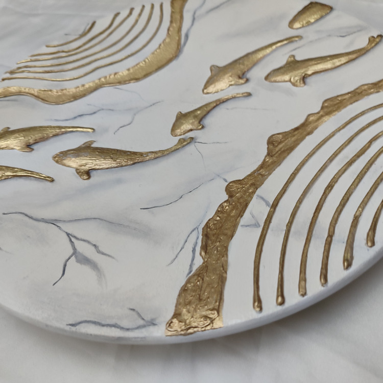 زمینه ی مر هر سفید با ماهی های برجسته ی طلایی