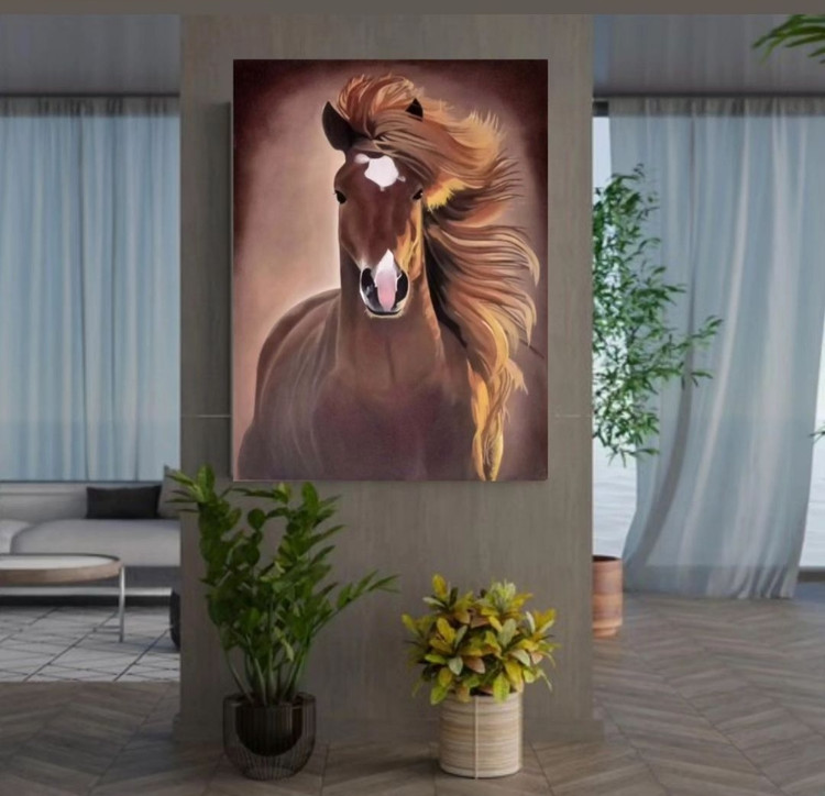 تصویر تابلو اسب روی دیوار پهن بین دو اتاق در منزل
