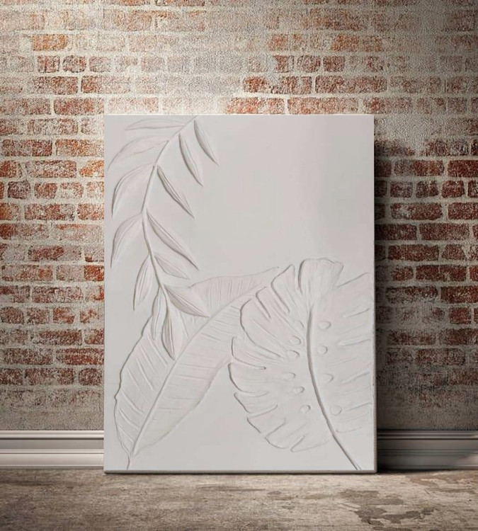 تصویر تابلو دکوراتیو برگ مدل برجسته سفید رنگ روی صحنه ی عکاسی جلو دیوار