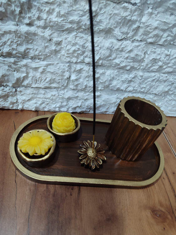 سینی بیضی متوسط جاعودی و دو عدد جاشمعی و دو عدد شمع گل زرد رنگ