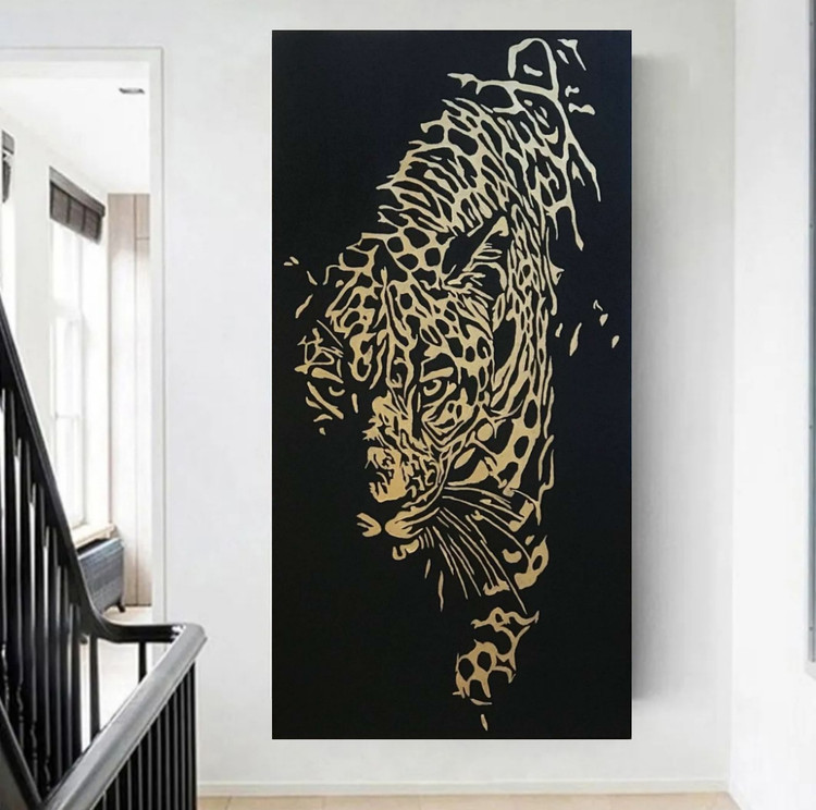 تابلو دکوراتیو پلنگ نصب شده در دیوار کمعرض